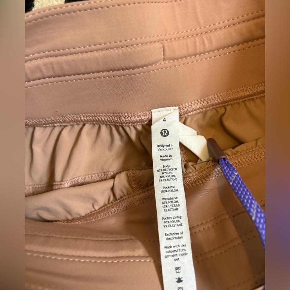Lululemon Women’s Utility Cargo Shorts Sz 4 - Picture 2 of 3